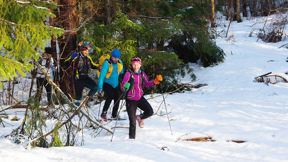 Her ser vi 100 km-feltet, leda an av Mari Melsom Kristensen, ta seg fram gjennom djupsnøen. (Foto: arrangøren) 