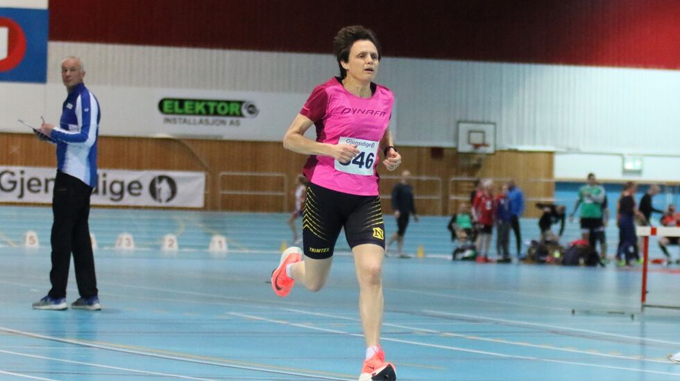 Ann Kristin Amundsen spurter inn til seier på 3000 m på 11,26,28. (Foto: Rolf Bakken)