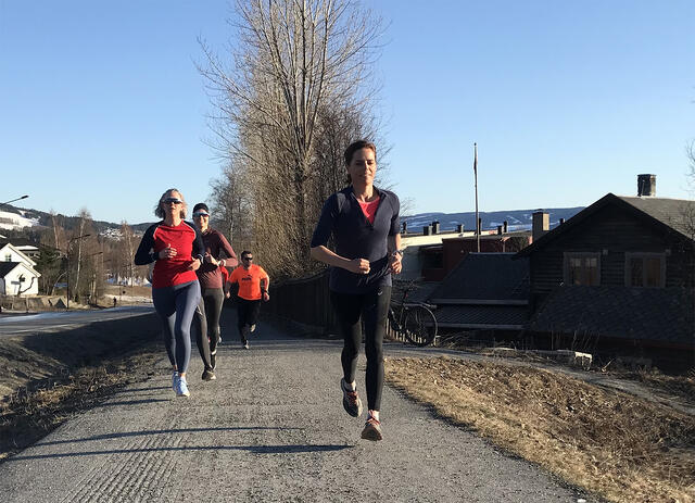 Terskelfarten er gjerne noe seinere enn 10 km konkurransefart. Hvordan kan en legge opp intervalløkter slik at en likevel får løpt litt i konkurransefarten? (Foto: Marianne Røhme)