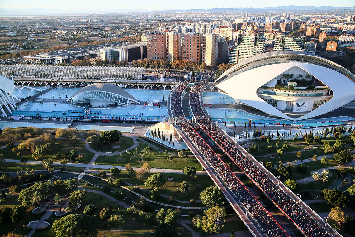 Starten for Valencia Maraton er majestetisk der den går på bruene over den grønne parken som strekker seg gjennom byen. (Foto: arrangøren)