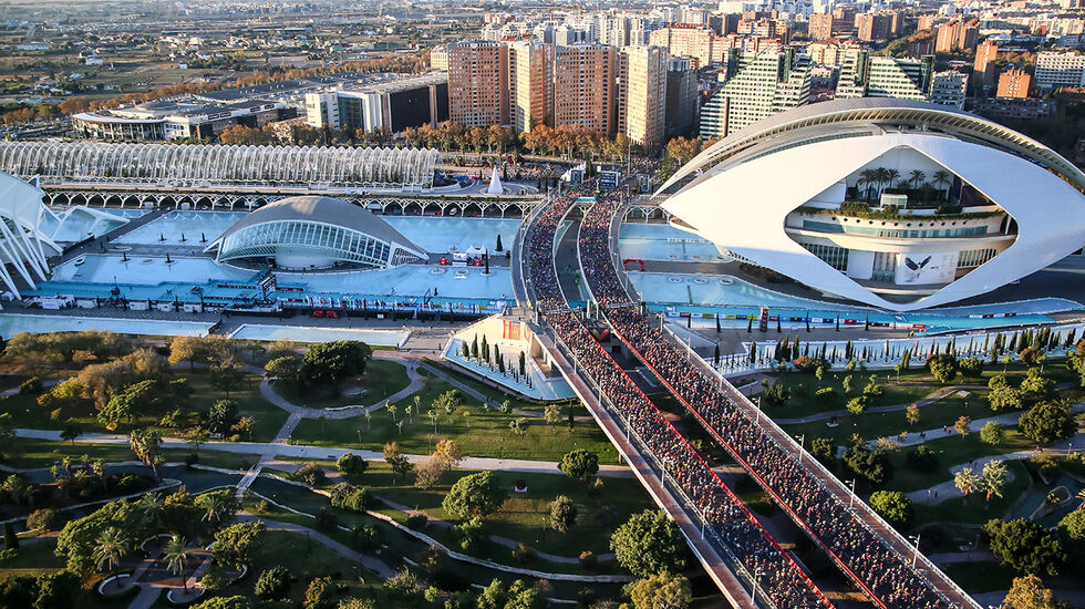 Starten for Valencia Maraton er majestetisk der den går på bruene over den grønne parken som strekker seg gjennom byen. (Foto: arrangøren)