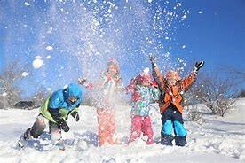 Barn som leikar i snøen