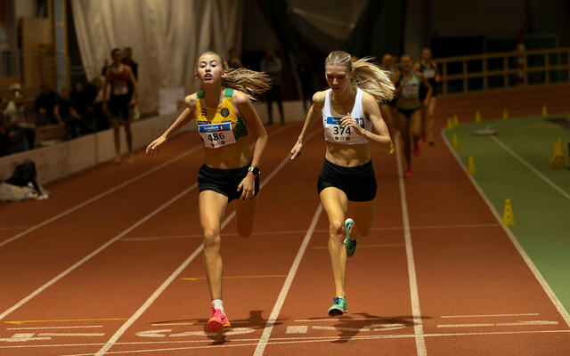 Wilma Anna Bekkemoen Torbiörnsson og Anne Gine Løvnes var vriene å skille under Norgeslekene Inne. (Foto: Bjørn Hytjanstorp)