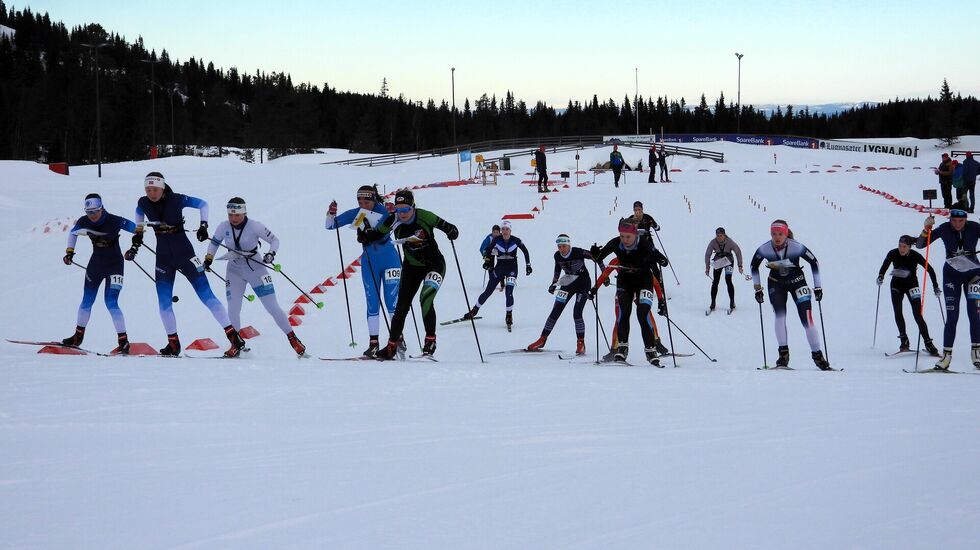 Starten har gått for de 13 lagene i damestafetten. (Foto: Stein Arne Negård)