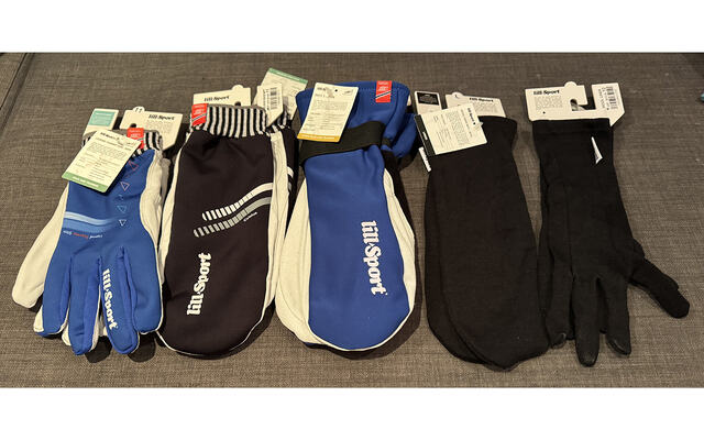 Hansker, votter og linere fra LillSport klare til test. Fra venstre: Legend Thermo Slim, Celsius Race Mitt, Mitt 1, Wool Liner Mitt og Wool Liner. (Foto: Kenneth Harlem)