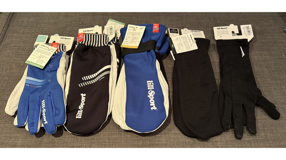 Hansker, votter og linere fra LillSport klare til test. Fra venstre: Legend Thermo Slim, Celsius Race Mitt, Mitt 1, Wool Liner Mitt og Wool Liner. (Foto: Kenneth Harlem)