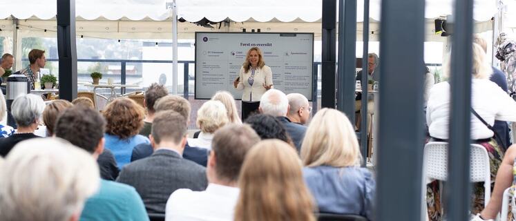 Siri, CSO i Factlines, holder innlegg på Arendals Fossekompanis scene på Langbryggen 9, under Arendalsuka i 2023. Siri, CSO i Factlines, holder innlegg på Arendals Fossekompanis scene på Langbryggen 9, under Arendalsuka i 2023.