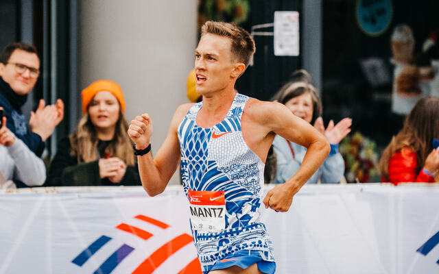 Det ble jevnt mellom treningskameratene Conner Mantz og Calyton Young inn mot målstreken i det amerikanske OL-uttaket på maraton, men Mantz tok siste stikk. Nå er begge klare for OL. (Foto: Wikipedia)