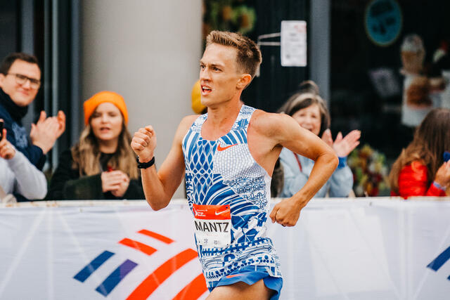 Det ble jevnt mellom treningskameratene Conner Mantz og Calyton Young inn mot målstreken i det amerikanske OL-uttaket på maraton, men Mantz tok siste stikk. Nå er begge klare for OL. (Foto: Wikipedia)