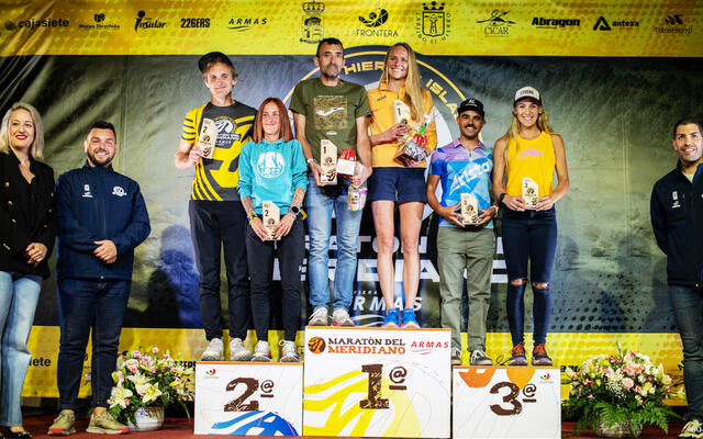 Sylvia Nordskar havna på øverste trinn på pallen, mens Anders Kjærevik fikk klyve opp på trinn to. (Foto: Top Trail Canarias)