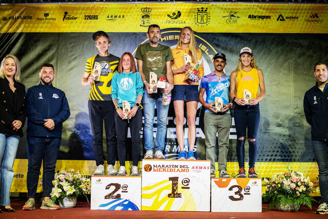 Sylvia Nordskar havna på øverste trinn på pallen, mens Anders Kjærevik fikk klyve opp på trinn to. (Foto: Top Trail Canarias)