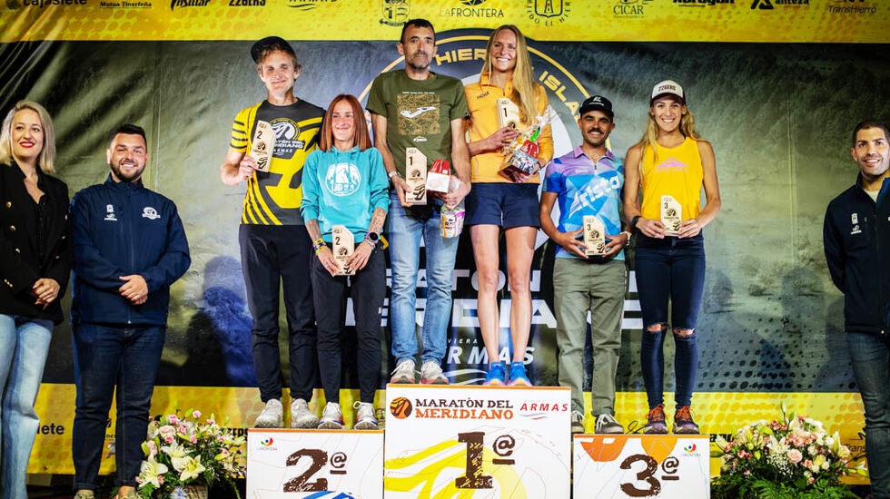 Sylvia Nordskar havna på øverste trinn på pallen, mens Anders Kjærevik fikk klyve opp på trinn to. (Foto: Top Trail Canarias) 