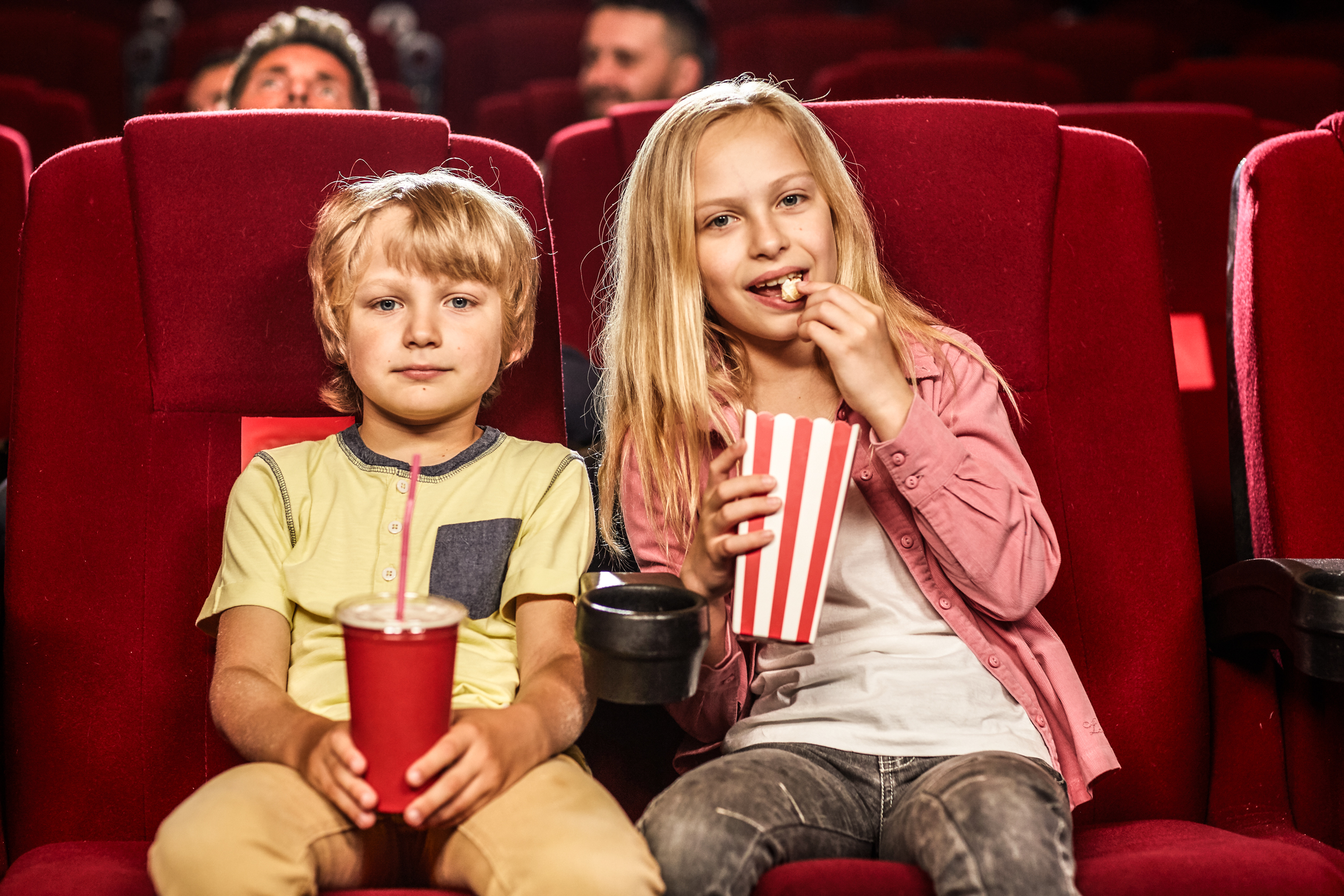 bilde av to barn i kinoseter