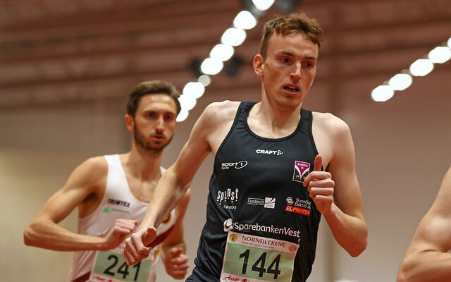 Marius Vedvik løp 3000 meter i Nornalekene tidligere i vinter, og måtte her se seg forbiløpt av Tore Akerlie (bak) og Bjørnar Sandnes Lillefosse. (Foto: Arne Dag Myking).