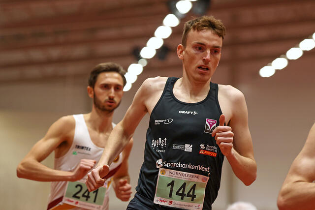 Marius Vedvik løp 3000 meter i Nornalekene tidligere i vinter, og måtte her se seg forbiløpt av Tore Akerlie (bak) og Bjørnar Sandnes Lillefosse. (Foto: Arne Dag Myking). Marius Vedvik i Nornalekene