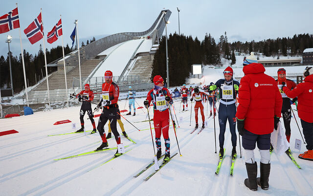 Starten nærmer seg for jubileumsutgaven av Holmenkollmarsjen. Her med elitefeltet. (Foto: Tom-Arild Hansen)