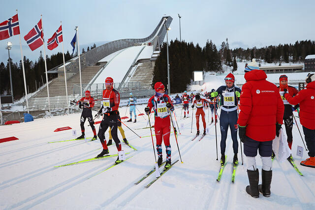 Starten nærmer seg for jubileumsutgaven av Holmenkollmarsjen. Her med elitefeltet. (Foto: Tom-Arild Hansen)