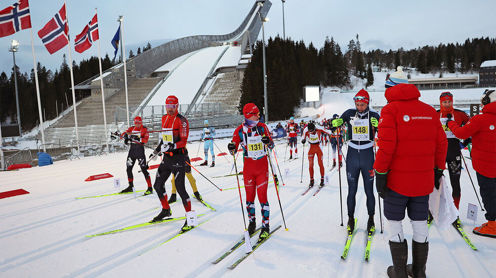 Starten nærmer seg for jubileumsutgaven av Holmenkollmarsjen. Her med elitefeltet. (Foto: Tom-Arild Hansen)