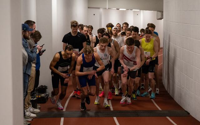 Fra starten på 10 km for eliten under årets Bislett Indoor Marathon. (Foto: Samuel Hafsahl)