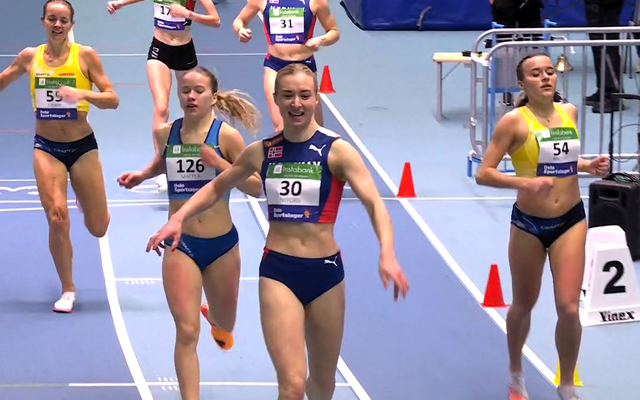 Malin Nyfors stolte på spurten sin og vant 800 m foran svenske Julia Nielsen og finske Veera Mattila. (Skjermbilde fra NRK)