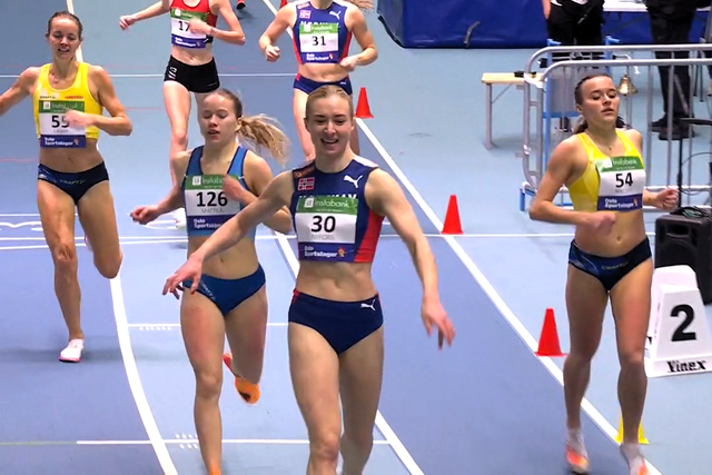 Malin Nyfors stolte på spurten sin og vant 800 m foran svenske Julia Nielsen og finske Veera Mattila. (Skjermbilde fra NRK)