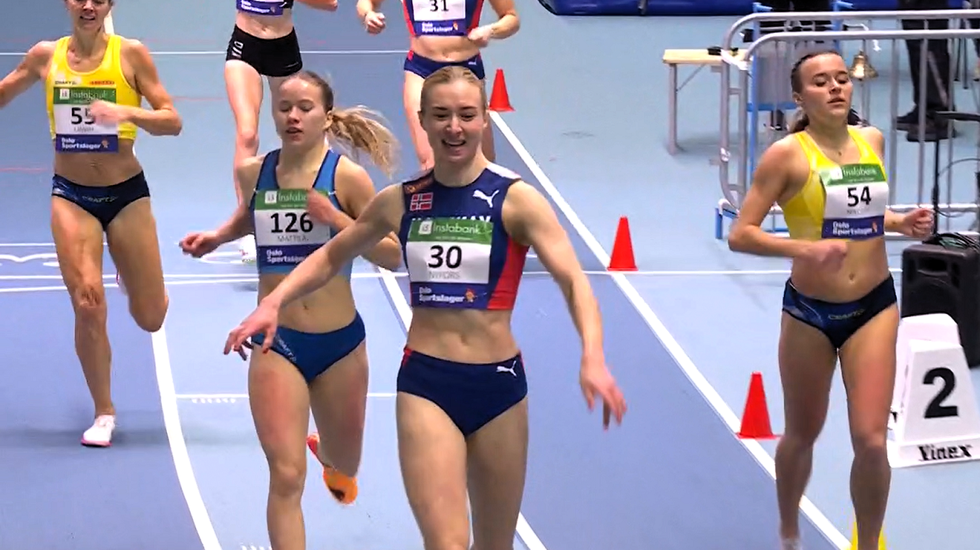 Malin Nyfors stolte på spurten sin og vant 800 m foran svenske Julia Nielsen og finske Veera Mattila. (Skjermbilde fra NRK)