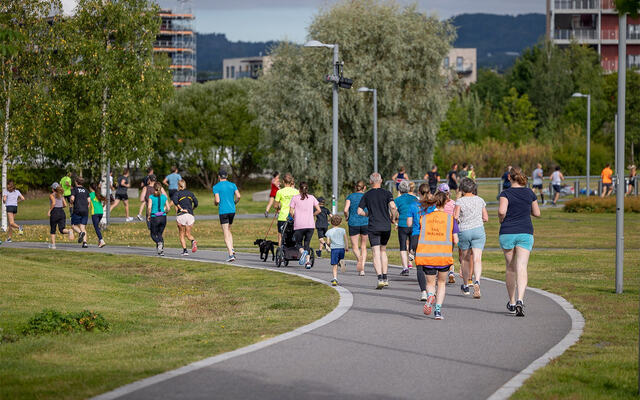 Nansenparken parkrun er en populær 5 km i ei temmelig flat løype på Fornebu. (Foto: arrangøren)