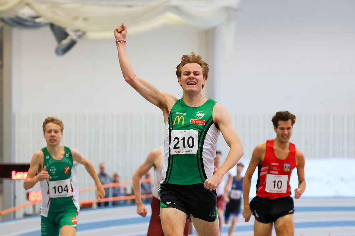 Ole Jakob Solbu kunne strekke handa i været som vinner av 800 meteren i NM innendørs. (Foto: Arne Dag Myking) 