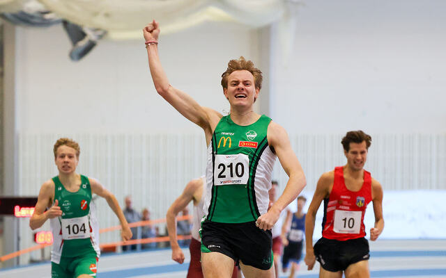 Ole Jakob Solbu kunne strekke handa i været som vinner av 800 meteren i NM innendørs. (Foto: Arne Dag Myking)