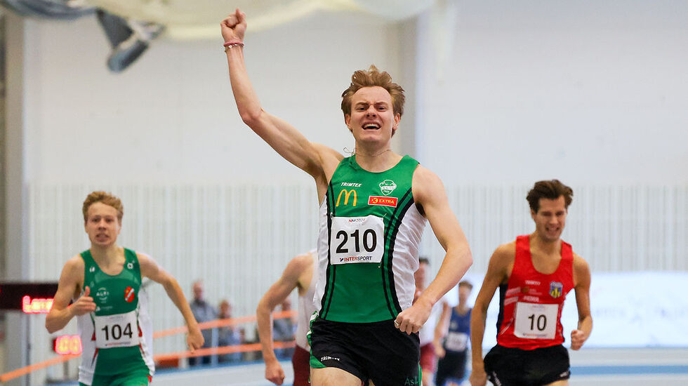 Ole Jakob Solbu kunne strekke handa i været som vinner av 800 meteren i NM innendørs. (Foto: Arne Dag Myking) 