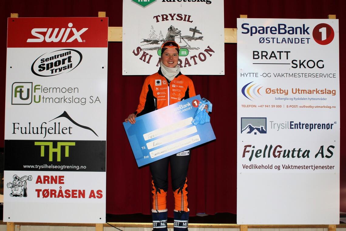 En fornøyd Karen Marie Håkonsen med sjekken på 10000 kr for sammenlagtseieren i langdistansecupen. (Foto: Rolf Bakken)