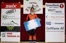 En fornøyd Karen Marie Håkonsen med sjekken på 10000 kr for sammenlagtseieren i langdistansecupen. (Foto: Rolf Bakken)