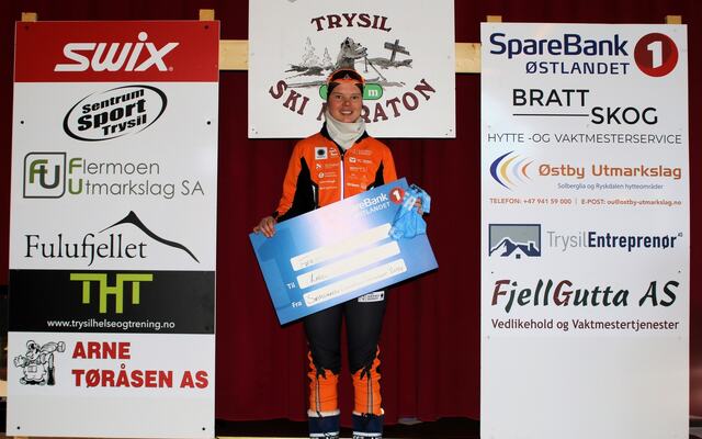 En fornøyd Karen Marie Håkonsen med sjekken på 10000 kr for sammenlagtseieren i langdistansecupen. (Foto: Rolf Bakken)