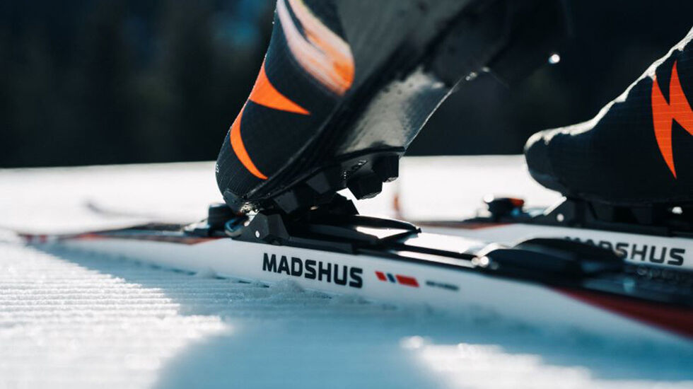 Rottefella SkateX er ikke helt ulikt måten sykkelsko er festet til klikk-pedaler, der man har en såkalt cleat under tåballen på sykkelskoene for å få mest energi ut av hvert tråkk. (Foto: Rottefella/Madshus)