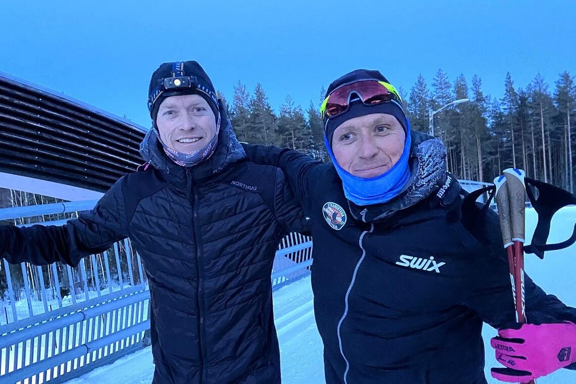 Totalvinner Kjetil Finstad (til høyre) og i toursjef Amund Sigstad en kald februarkveld på den 3. etappen i Grundsetmarka. (Foto: Privat)
