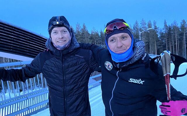 Totalvinner Kjetil Finstad (til høyre) og toursjef Amund Sigstad en kald februarkveld på den 3. etappen i Grundsetmarka. (Foto: Privat)