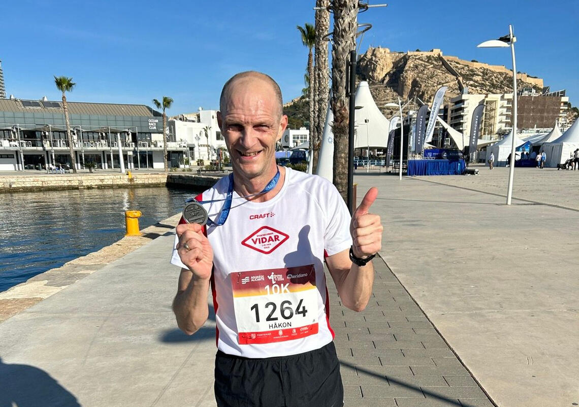 Håkon Hjemly kunne glede seg over både klasseseier og ei tid under 35 minutter på den ikke helt lettløpte 10 kilometeren i Alicante. (Foto: privat)