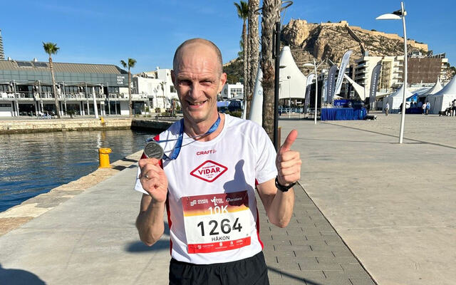 Håkon Hjemly kunne glede seg over både klasseseier og ei tid under 35 minutter på den ikke helt lettløpte 10 kilometeren i Alicante. (Foto: privat)