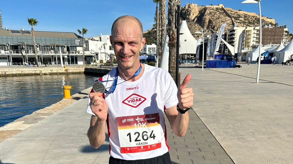Håkon Hjemly kunne glede seg over både klasseseier og ei tid under 35 minutter på den ikke helt lettløpte 10 kilometeren i Alicante. (Foto: privat)