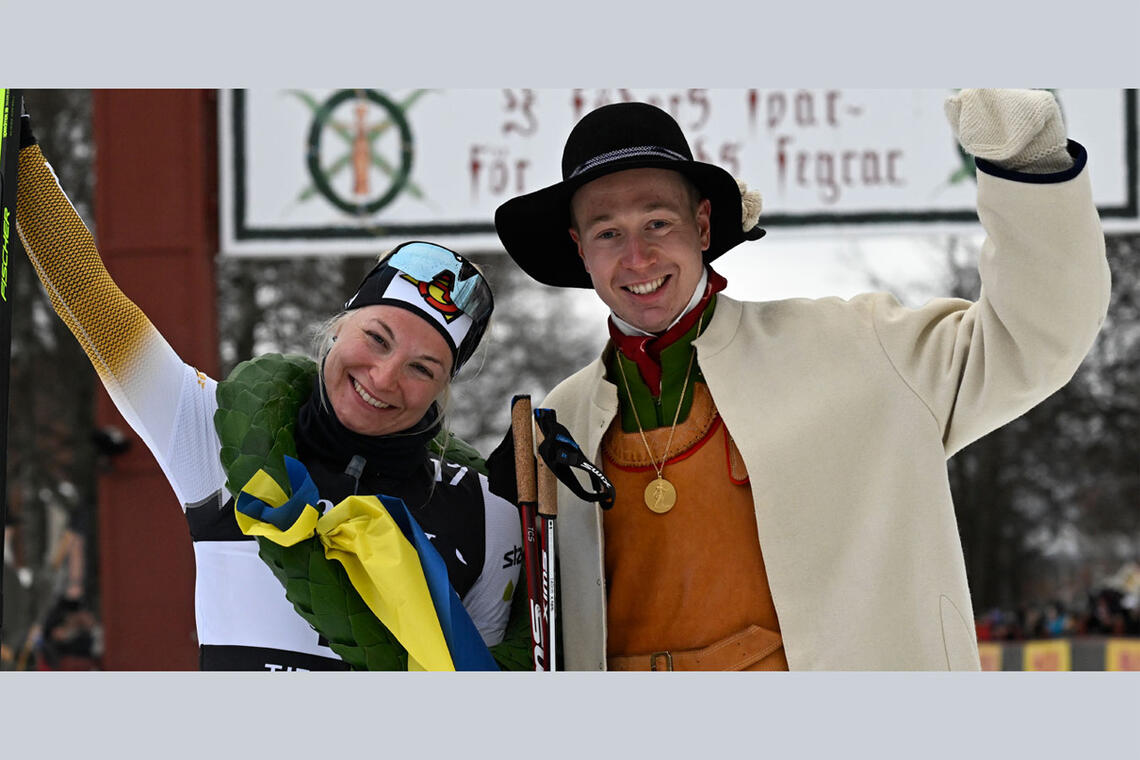 Kati Roivas sørget for at det for første gang i historien ble en finsk jente som kunne posere med laurbærkransen som det synlige bevis på seier i Tjejvasan. (Foto: Vasaloppet)