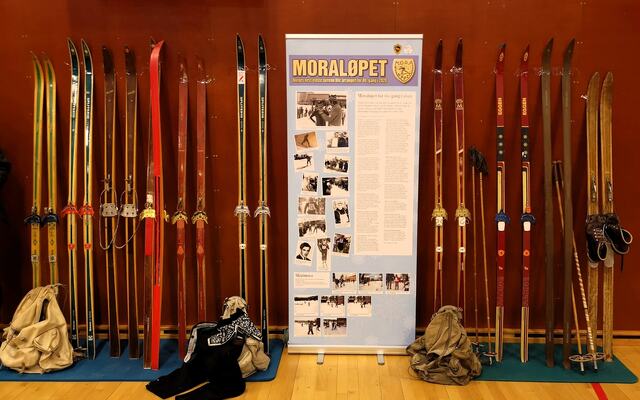 Utstilling med mye historikk og nostalgi i forbindelse med 80-årsjubiléet for Moraløpet i 2020. Her er det nok noen og en hver av skiløpere som har levd noen år som kjenner igjen utstyret? (Foto: Rolf Bakken)