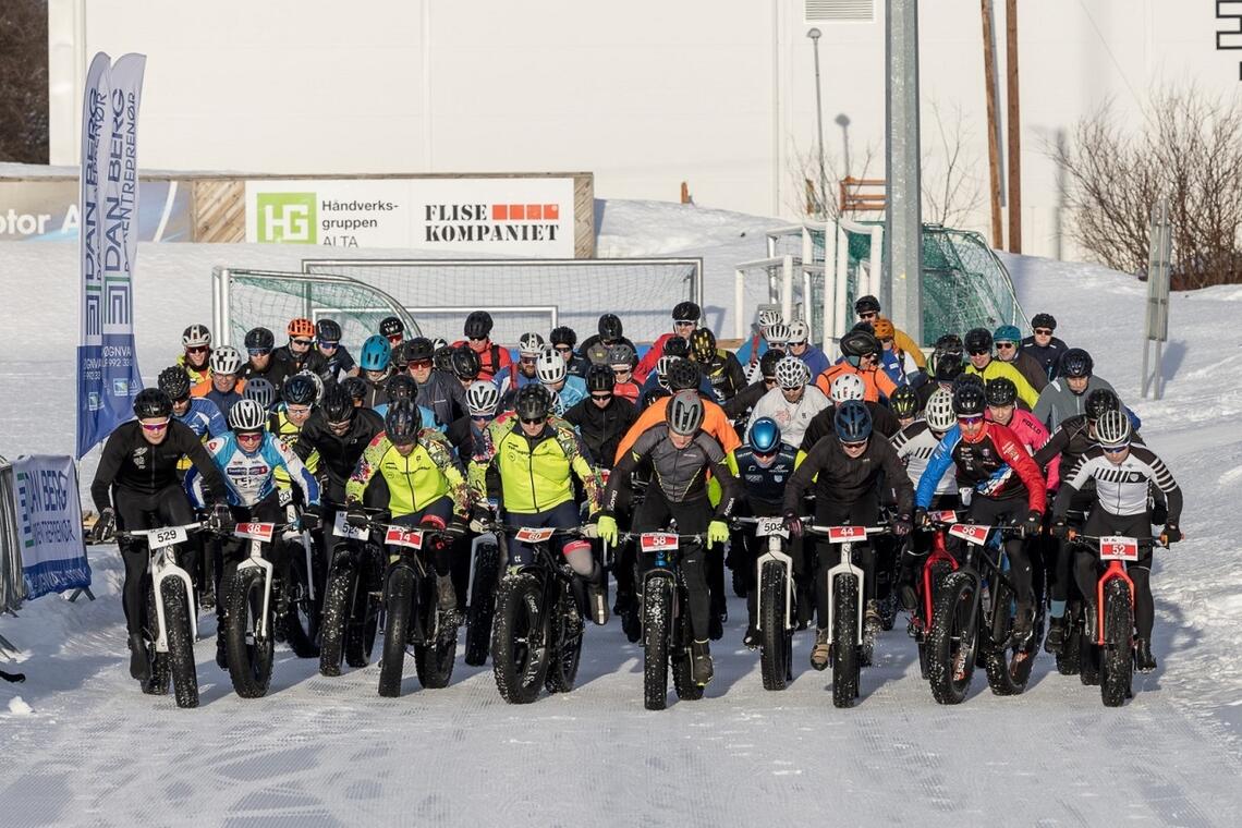 77 vinterkledde syklister legger ut på 46 km i Alta Fatbikerace på andre dag av helgas festival. (Foto: Lars Abrahamsen/Arctic Alta)