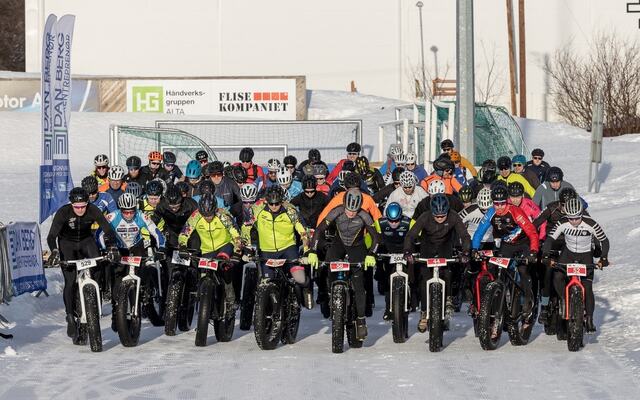 77 vinterkledde syklister legger ut på 46 km i Alta Fatbikerace på andre dag av helgas festival. (Foto: Lars Abrahamsen/Arctic Alta)