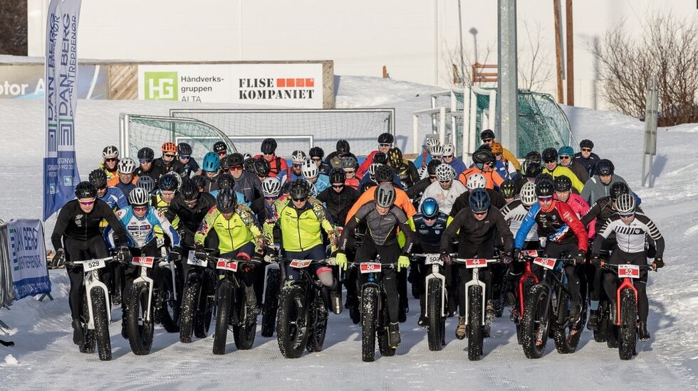77 vinterkledde syklister legger ut på 46 km i Alta Fatbikerace på andre dag av helgas festival. (Foto fra Arctic Altas facebookside)
