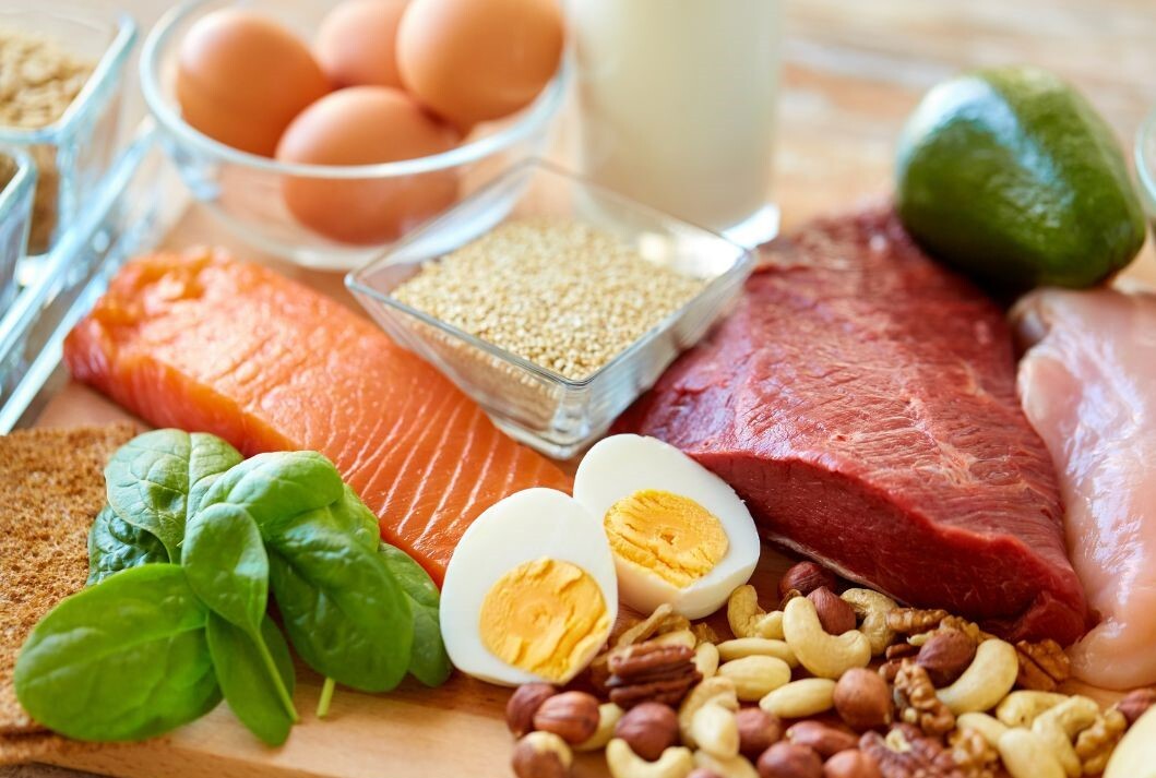 Bilde av proteinkilder som laks, egg, nøtter, kjøtt, melk