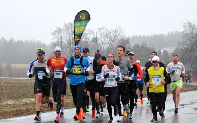 Det blir nok både bedre vær og større fart i Grue Halvmaraton 1. mai i år. Her fra 1.30-pulja på halvmaraton i fjor. (Foto: Janne Slorafoss)