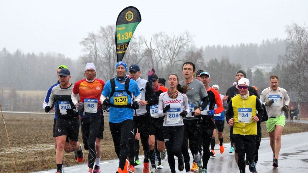Det blir nok både bedre vær og større fart i Grue Halvmaraton 1. mai i år. Her fra 1.30-pulja på halvmaraton i fjor. (Foto: Janne Slorafoss)