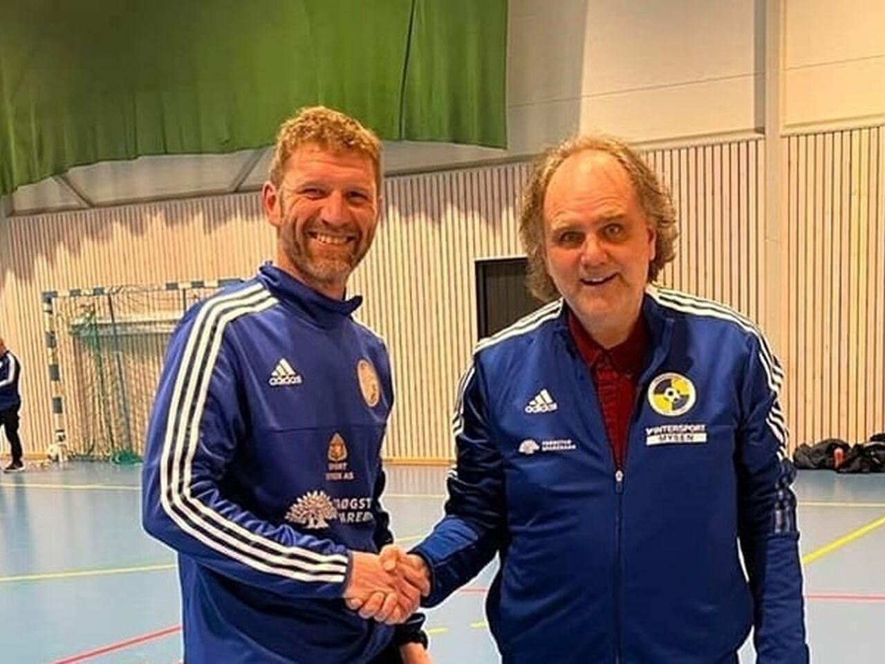 Leder av fotballgruppa Per Rikard Sandvik (f.v) ønsker Øistein Olsen velkommen på første trening