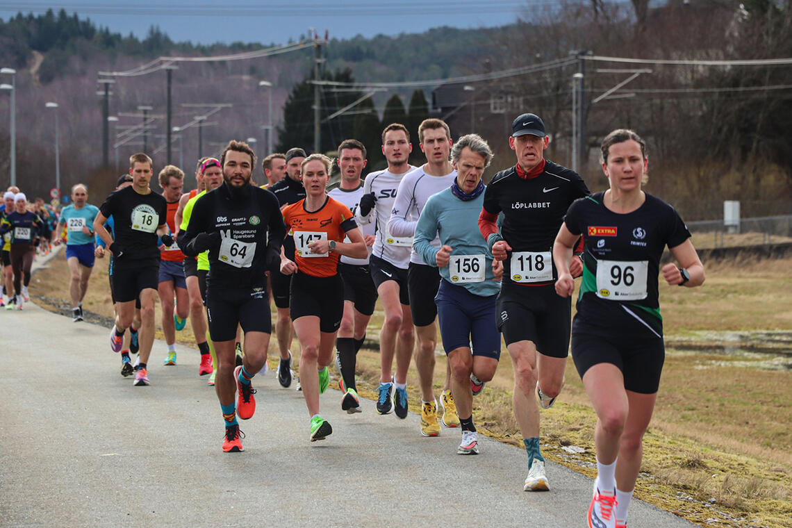 Egersund halvmaraton og Egersund Mila ble arrangert lørdag 2. mars. Her en gruppe anført av Mila-vinner Christina Maria Toogood. (Foto: Ingunn Walderhaug/Dalane Tidende)
