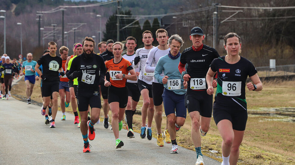Egersund halvmaraton og Egersund Mila ble arrangert lørdag 2. mars. Her en gruppe anført av Mila-vinner Christina Maria Toogood. (Foto: Ingunn Walderhaug/Dalane Tidende)